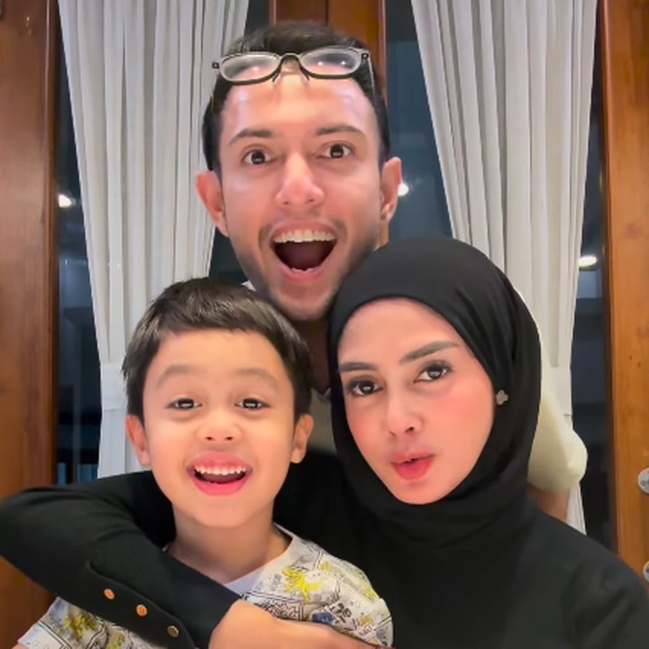 <p>Setelah menikah dengan Biby Alraen pada tahun 2018, Rifky Balweel dikaruniai seorang putra tampan, Bunda. Si Kecil yang kini berusia lima tahun itu diberi nama Kazeem Zhafi Balweel. (Foto: Instagram: @bibyalraen13)</p>
