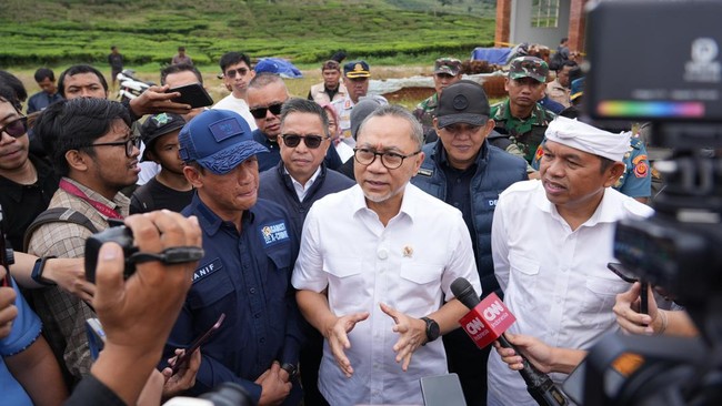 Menko Pangan Zulkifli Hasan (Zulhas) memimpin penyegelan empat area lahan yang diduga merusak lingkungan di kawasan Cisarua, Bogor, Jawa Barat.