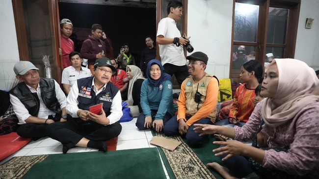 Pada kunjungan yang bertujuan memastikan seluruh korban banjir mendapatkan perlindungan dan bantuan, Gus Ipul banyak berinteraksi dengan para pengungsi.
