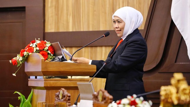 Alasan Khofifah Hapus Syarat Usia pada Lowongan Kerja di Jatim Khofifah menghapus syarat usia di lowongan kerja Jatim karena melihat ada fenomena diskriminasi atau perlakuan tak adil kepada pelamar berdasarkan usia.