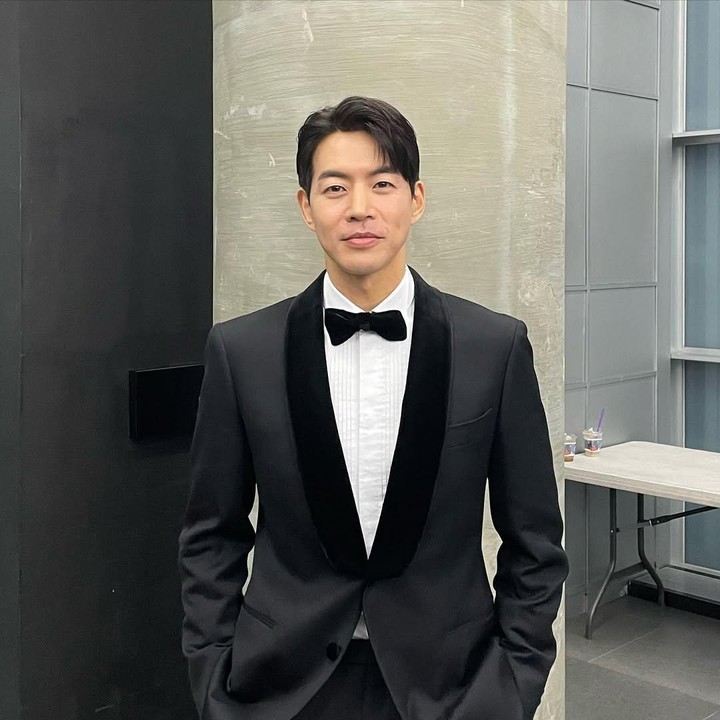 <p>Aktor tampan Lee Sang Yoon adalah lulusan Seoul National University dari jurusan fisika. Pria kelahiran 15 Agustus 1981 masuk ke universitas itu pada tahun 2000. Namun, ia baru lulus di tahun 2013 karena sempat menjalani wajib militer dan fokus ke dunia akting. (Foto: Instagram @lsy_810815)</p>