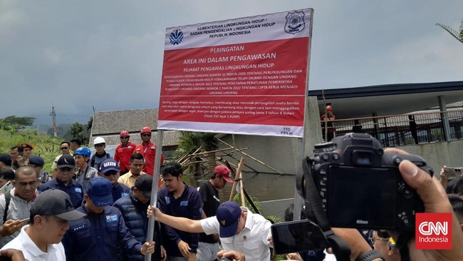 Kementerian Lingkungan Hidup (KLH) menyegel empat hotel karena terbukti mencemari lingkungan di kawasan Puncak, Kabupaten Bogor, Jawa Barat.