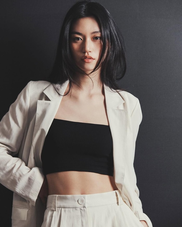 Mewakili agensi Fantagio, Kim Do Yeon berpartisipasi di Produce 101 dan sukses menjadi member I.O.I pada 2016. Usai kontrak berakhir, ia re-debut bersama Weki Meki sekaligus melanjutkan karier aktingnya di Fantagio./ Foto: instagram.com/lafilledhiver_