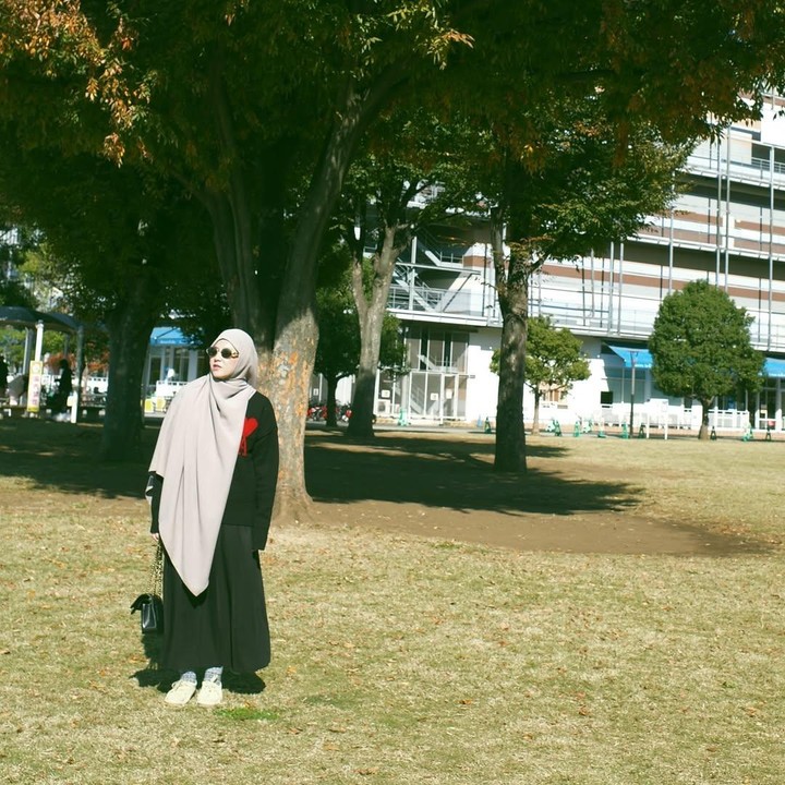 <p>Perempuan yang akrab disapa Aca ini sering kali tampil dengan busana Muslim yang syari. Hal tersebut diketahui dari beberapa <em>outfit</em> yang di-<em>posting </em>di media sosialnya, Bunda. (Foto: Instagram@natasharizkynew)</p>