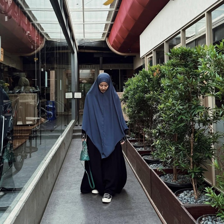 <p>Bunda sedang bingung cari <em>outfit</em> yang cocok untuk acara buka bersama atau Lebaran? Tak perlu khawatir, Natasha Rizky dapat menjadi role model pilihan Bunda untuk mencari inspirasi busana Muslim. (Foto: Instagram@natasharizkynew)</p>