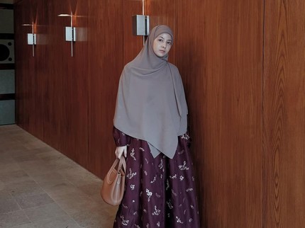 5 Potret Natasha Rizky Berbusana Syari, Inspirasi Outfit Bukber hingga Baju Lebaran