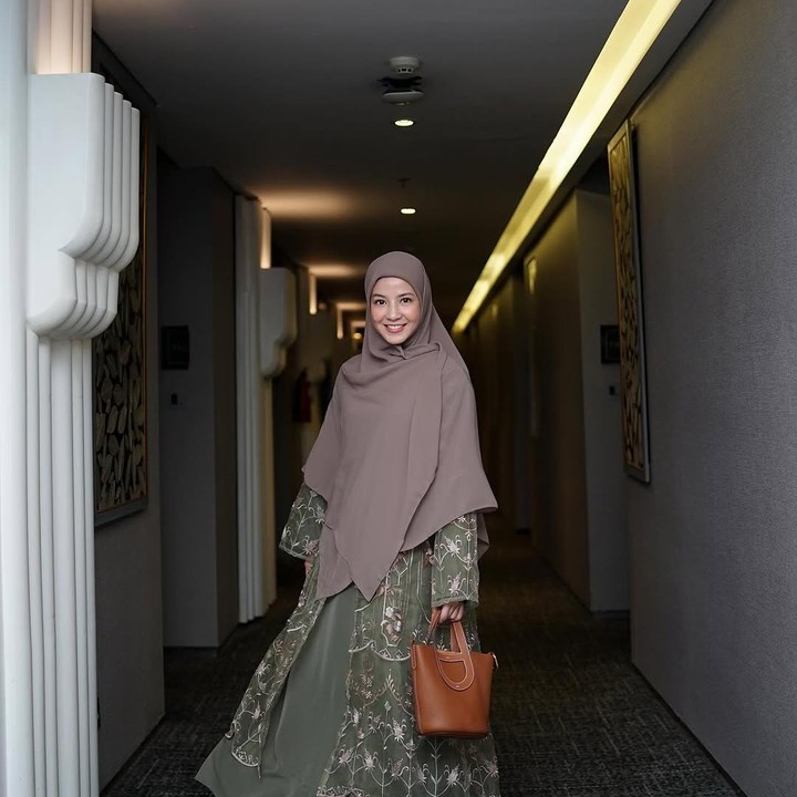 <p>Misalnya saja, seperti foto berikut ini. Aca baru saja meluncurkan series busana Muslim baru dengan nama Hilya series. Busana Muslim ini hadir dengan lima warna elegan, detail organza emboos, dan bordir yang indah. (Foto: Instagram@natasharizkynew)</p>