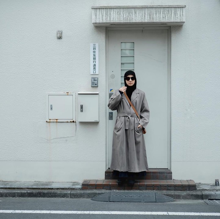 <p>Menariknya, Bunda tiga anak ini sering menampilkan hasil karya <em>brand</em>-nya sendiri. Seperti yang diketahui, Aca memiliki sebuah <em>brand </em>busana Muslim yang bernama ALUR CERITA. (Foto: Instagram@natasharizkynew)</p>