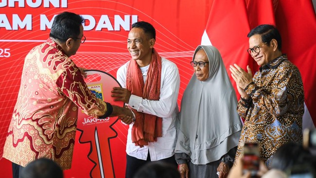 Pramono Anung menyerahkan kunci hunian rusun secara simbolis kepada warga eks Kampung Bayam Madani di kawasan JIS peninggalan Anies.