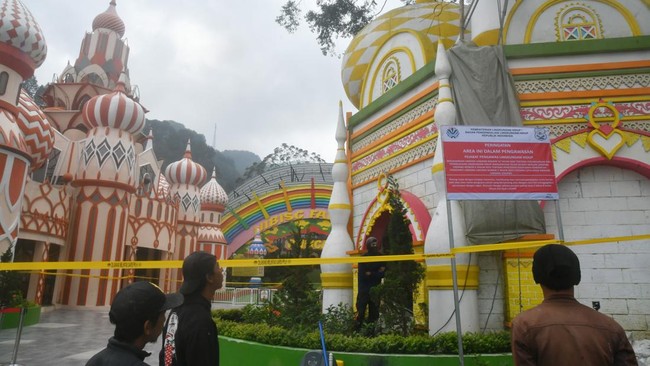 Menteri LH bersama Gubernur Jawa Barat menyegel sejumlah lokasi bangunan di Puncak Bogor yang dinilai melanggar tata ruang.