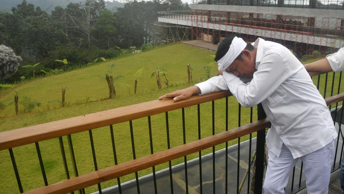 Dedi Mulyadi Lemas Tertunduk Menangis Lihat Kerusakan Puncak Bogor