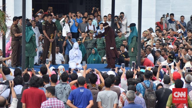 Penerapan hukum syariah Islam di bumi Serambi Mekkah, Aceh dalam perjalanannya telah menuai beragam reaksi mulai dari akademisi hingga penyintas hukuman cambuk.