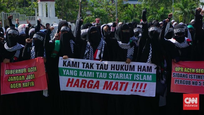 Beberapa hukum positif Indonesia mendapat pengaruh secara langsung maupun tidak langsung dari hukum syariah Islam.