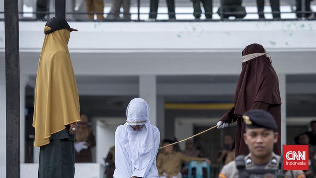 Beberapa hukum positif Indonesia mendapat pengaruh secara langsung maupun tidak langsung dari hukum syariah Islam.