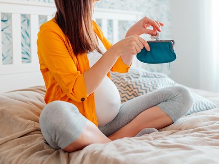 7 Tips Mengatur Keuangan saat Hamil dan Melahirkan, agar Pengeluaran Enggak Bengkak Bun