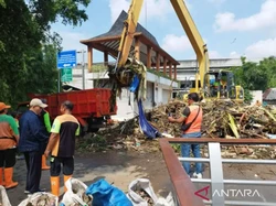 285 Personel Dikerahkan Bersihkan Lumpur-Sampah Banjir di Jaktim