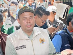 Pimpinan DPR Cek Warga Korban Banjir Kebon Pala, Serahkan Bantuan