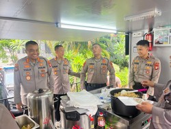 Polda Metro Dirikan Dapur Lapangan Bantu Korban Banjir Bekasi
