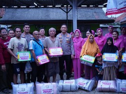 Kapolres Bogor Kunjungi Warga Korban Banjir di Bojong Kulur, Beri Bantuan Sosial