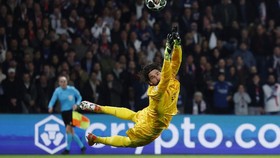 Maarten Paes Sanjung Alisson Usai Buat 9 Penyelamatan Lawan PSG