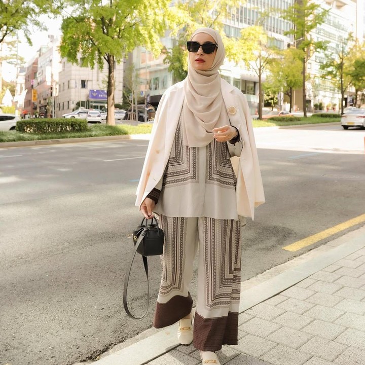 <p>Ia pun tak jarang tampil elegan dengan <em>outfit </em>yang <em>fashionable</em>, lho, seperti foto berikut ini. Ia mengenakan <em>one set </em>berwarna <em>earth tone</em> dan dilengkapi dengan kacamata hitam yang menambah penampilannya semakin kece. (Foto: Instagram@shireensungkar)</p>
