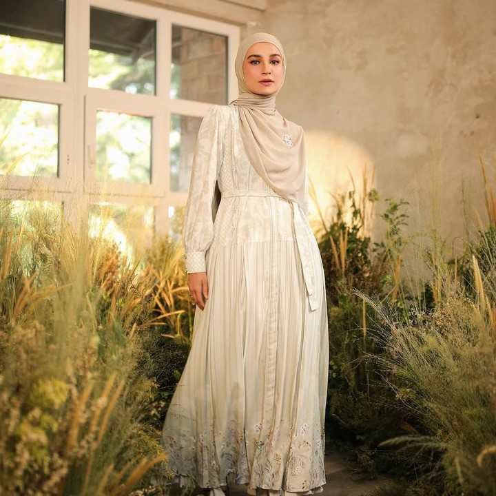 <p>Nah, ada juga inspirasi <em>outfit </em>untuk menyambut hari raya Idul Fitri. Seperti potret berikut ini, Shireen mengenakan gamis panjang berwarna putih dengan motif bunga. Bunda tertarik pilih salah satunya? (Foto: Instagram@shireensungkar)</p>