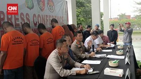 VIDEO: 7 Pelaku Sindikat Penyelundupan PMI Berkedok Umrah Ditangkap