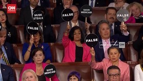 VIDEO: Pidato Kenegaraan Trump, Anggota Senat Demokrat Pakai Jas Pink