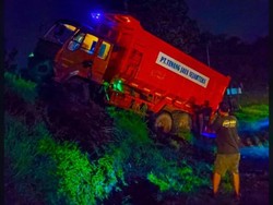 Truk Angkut Limbah Dilempar Batu Pemotor di Jombang, Sopir Luka
