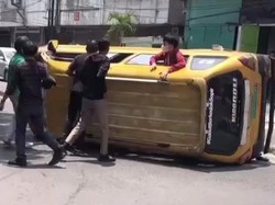 Angkot di Medan Terbalik Usai Tabrak Pembatas Jalan, 3 Orang Luka
