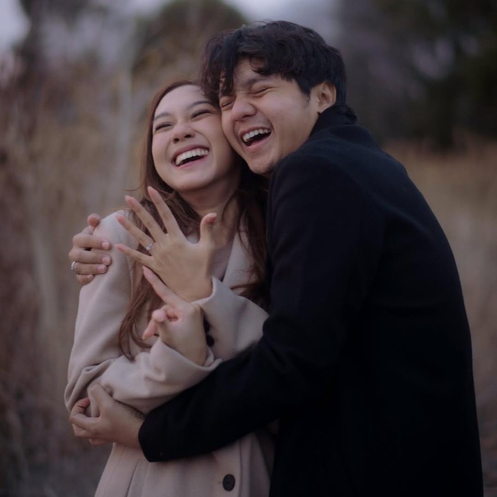 <p><em>Postingan</em> itu pun langsung dibanjiri komentar netizen yang ikut bahagia dan memberikan ucapan selamat untuk pasangan ini. “Waaahhhhh congratulations guys.. seneng bgt ngeliatnya. Di tunggu undangannya banskii,” tulis akun<em> @romaniap****.</em> “MasyaAllah, selamat ban semoga dipermudah niat baiknya,” tulis akun <em>@madh.f****. </em>(Foto: Instagram@arbaniyasiz)</p>