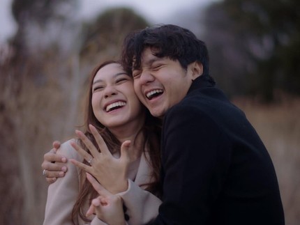 5 Potret Romantis Arbani Yasiz Pemeran Dilan di Film Ancika Lamar Sang kekasih Raissa Ramadhani di Jepang