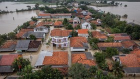 FOTO: Banjir di Karawang Tak Kunjung Surut