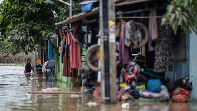 Bencana banjir dan tanah longsor melanda sejumlah desa di wilayah Kabupaten Madiun, Jawa Timur, Sabtu (15/3) sore.