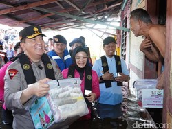Kapolda Riau-Wali Kota Tinjau Banjir di Pekanbaru, Berikan Bantuan Makanan
