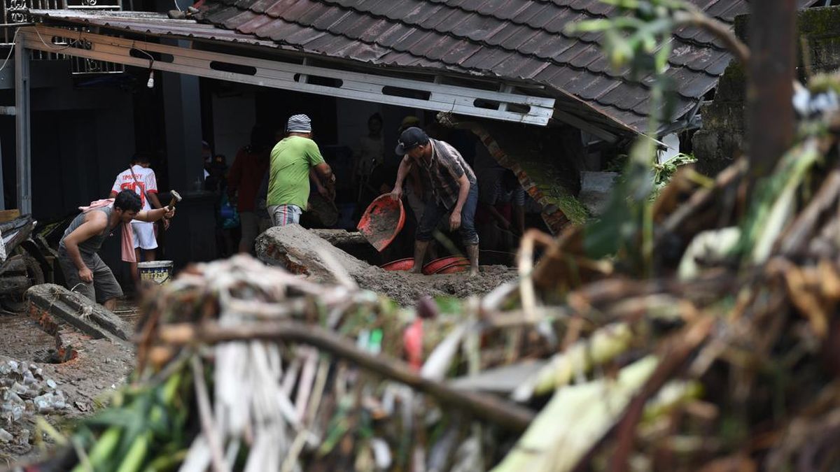 Jembatan di Sukabumi Amblas Imbas Banjir, Akses Dua Desa Terputus