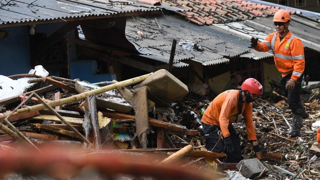 BPBD Kabupaten Sukabumi melaporkan sebanyak 6 orang meninggal dan 3 masih hilang akibat bencana banjir serta longsor.