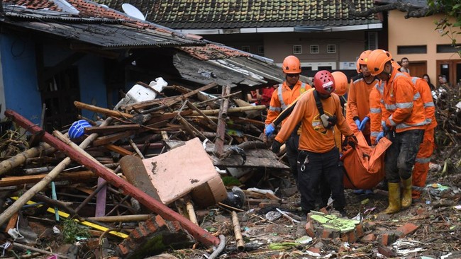 Tim gabungan masih mencari orang hilang imbas banjir dan longsor di Sukabumi.