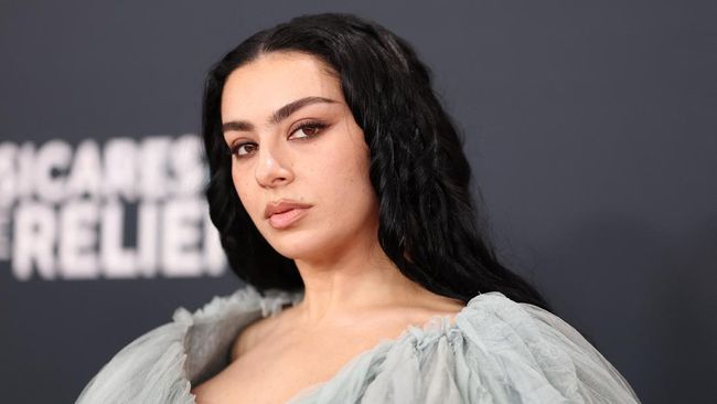 Charli XCX disebut menjadi "salah satu pilihan utama untuk peran utama" dalam proyek reboot film Narnia yang digarap oleh Greta Gerwig.