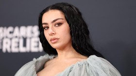 Charli XCX Diincar Main Film Narnia yang Digarap Greta Gerwig