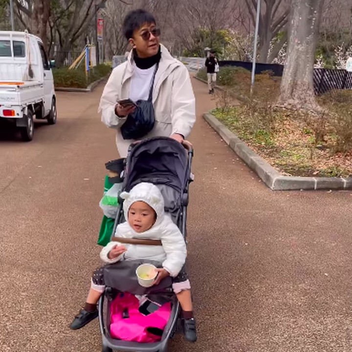 <p>Momen liburan ini dibagikan langsung oleh Ariel melalui laman Instagram-nya. Ia mengunggah kompilasi video ketika jalan-jalan bersama keluarganya. (Foto: Instagram: @dea_ananda @arielnidji)</p>