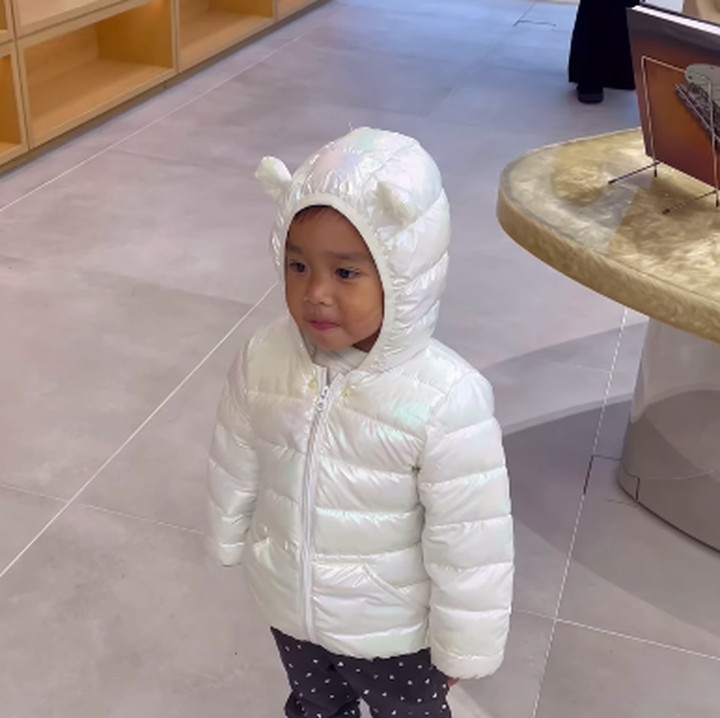 <p>Saat ini, Jepang masih merada di musim dingin, Bunda. Sanne pun terlihat mengenakan baju tebal putih dengan aksen telinga pada bagian kupluknya. Gemas banget, ya. (Foto: Instagram: @dea_ananda @arielnidji)</p>