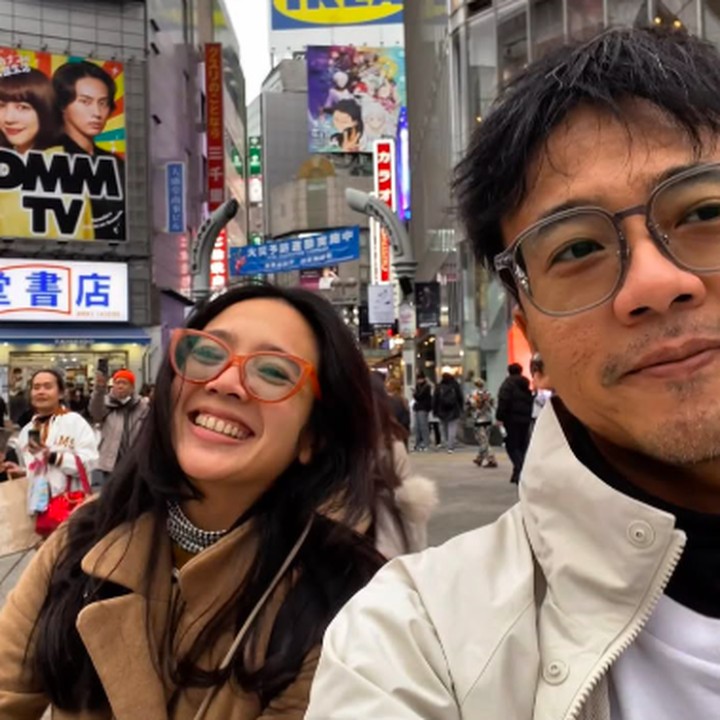 <p>Artis cantik Dea Ananda tengah menyempatkan waktu untuk berlibur ke Jepang, Bunda. Tidak sendirian, ia turut mengajak sang suami, Ariel Nidji, serta anak semata wayangnya, Sanne El Azhar. (Foto: Instagram: @dea_ananda @arielnidji)</p>