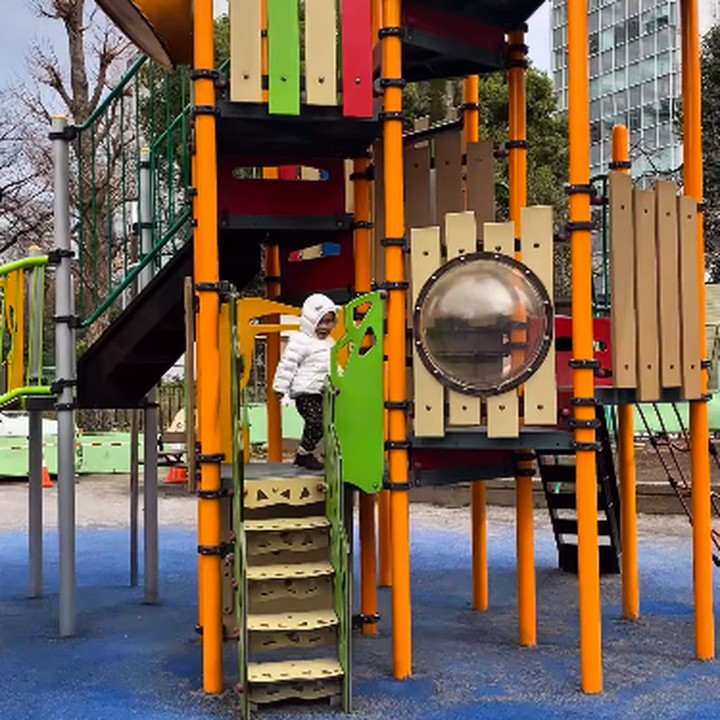 <p>Dalam sebuah video, terlihat pula Sanne bermain dengan leluasa di Shinjuku Central Park. Meski sendirian, Sanne tampak bersenang-senang menjelajahi berbagai area permainan. (Foto: Instagram: @dea_ananda @arielnidji)</p>