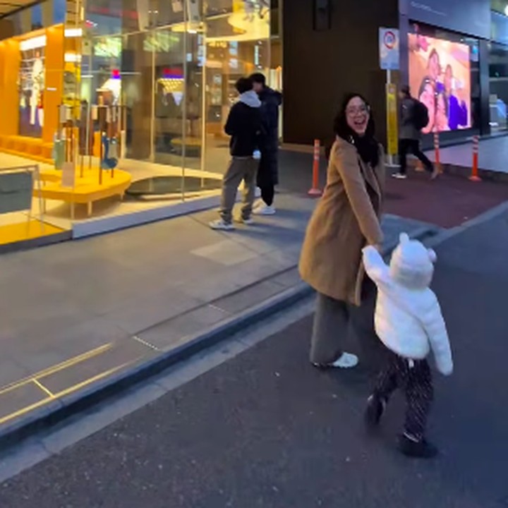 <p>"Hari ketiga (di Jepang) bersama Gemini-Geminiku," tutur Ariel Nidji dalam kolom keterangan seraya menyisipkan emotikon hati. (Foto: Instagram: @dea_ananda @arielnidji)</p>