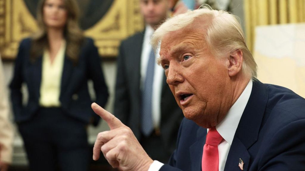 Trump Perintahkan Pentagon Beli Batu Bara