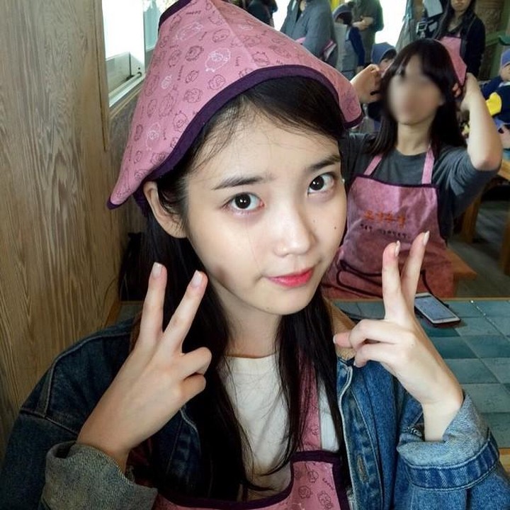 <p>Figur manis IU semasa kecil tidak banyak berubah meski beranjak dewasa. Ini terlihat saat ia memulai karier sebagai penyanyi dan berhasil menarik perhatian publik dengan suara manisnya melalui lagu <em>Lost Child</em> pada tahun 2008. (Foto: Instagram @dlwlrma)</p>