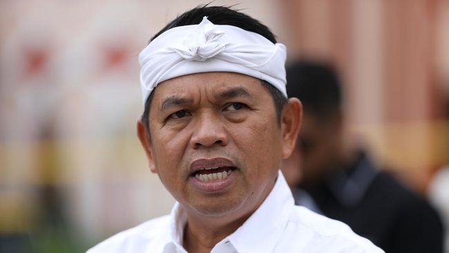 Nama Aura Cinta dan Dedi Mulyadi belakangan ramai diperbincangkan di media sosial setelah perdebatan soal wisuda. Aura Cinta ternyata juga pernah main sinetron.