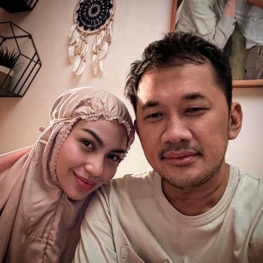 Hanung Bramantyo Ngotot Jadikan Ariel Tatum Babbysitter, Zaskia Beri Ultimatum