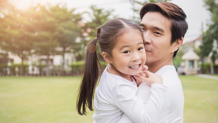 Ilustrasi Ayah Mencium Anak Perempuannya